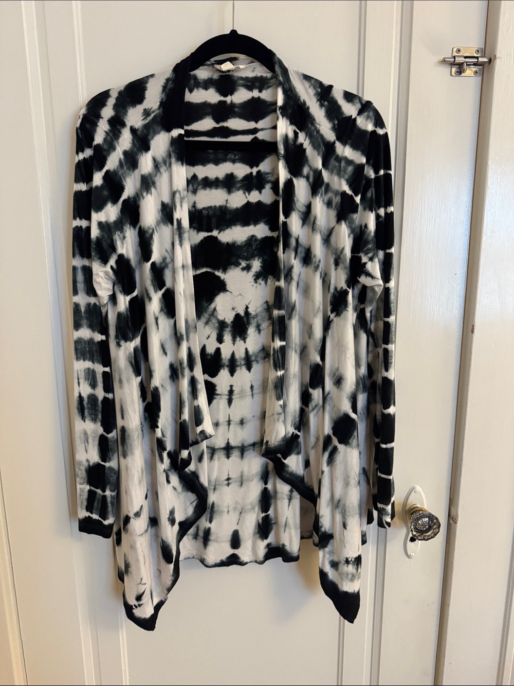 Lucy & Laurel Black and White Tie-Dye Shibori Rayon Open-Front Cardigan